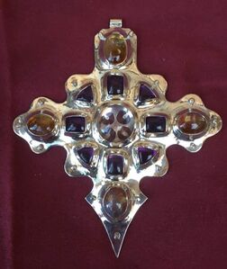 French/Byzantine cross inspired by reliquary. Silver, Amethyst and Citrine. Made for Blåtand Artisan Challenge of Caid in 2020. See Documentation section below for detailed explanation of this inspired piece.