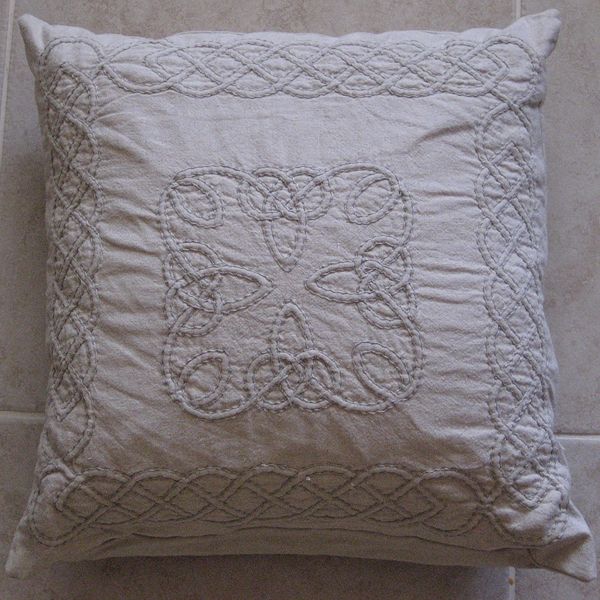 File:Typhainne trapunto knotwork pillow.JPG