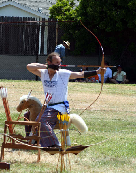 File:Archery mongol style.jpg